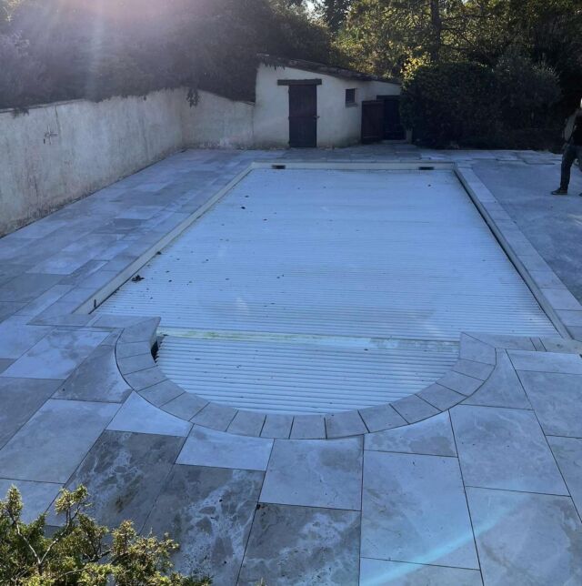 Construction d’une dalle béton avec pose de pierre #dmlconstructions#posedecarrelage#creationdallebeton#dallebeton#beton#carrelage#pierretravertin#travertin#creation